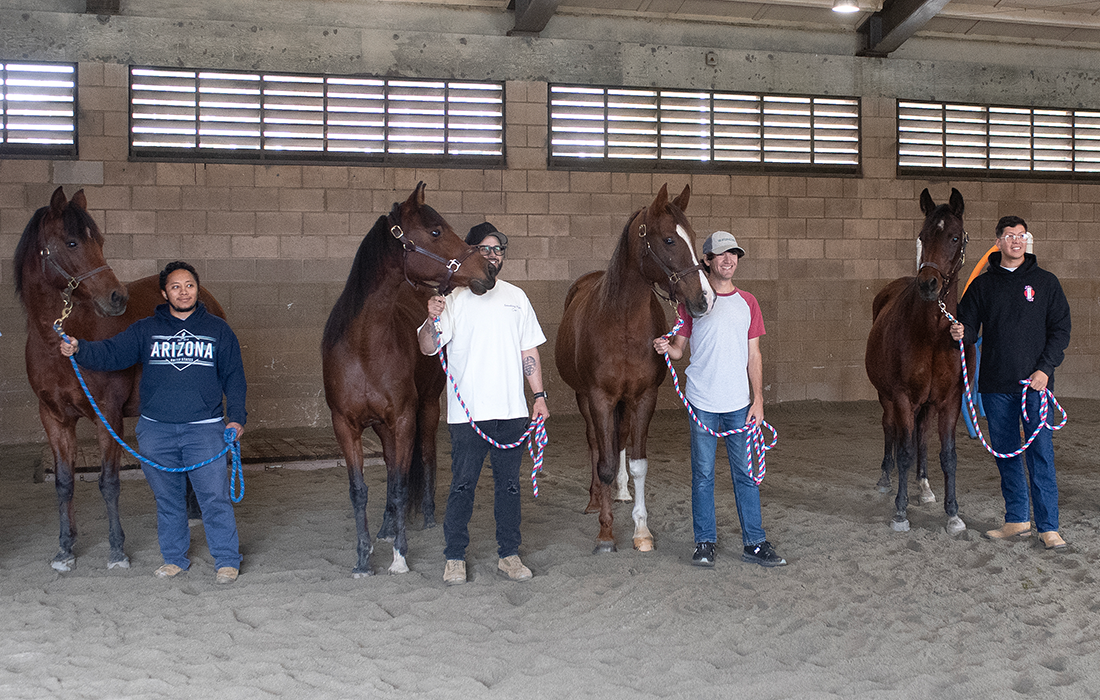 Student Veterans and participants of Horses for Heroes pose with their horses.
