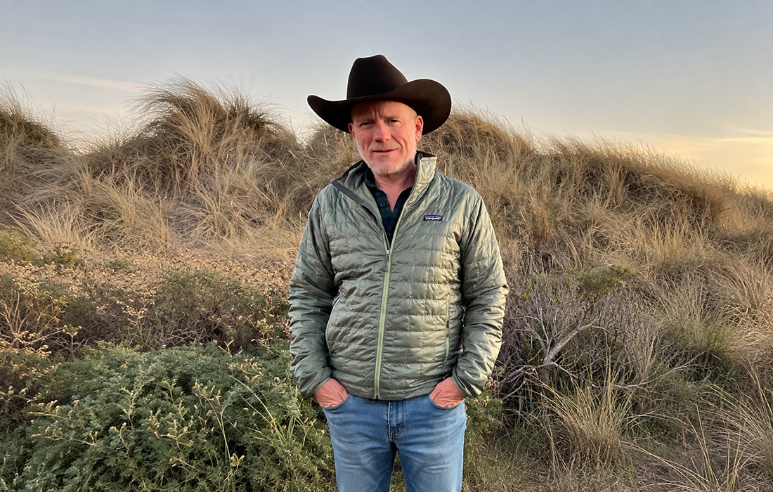 Billy Ghallager wearing a Jeans, a jacket and a cowboy hat.