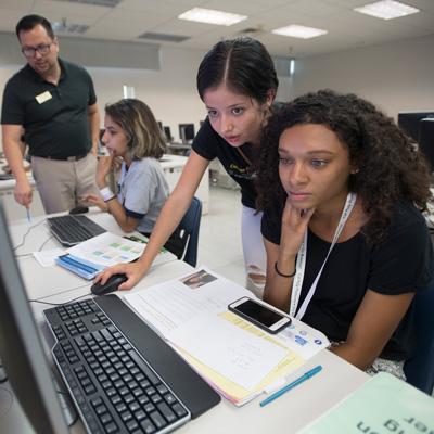 Freshmen in computer lab enrolling in classes