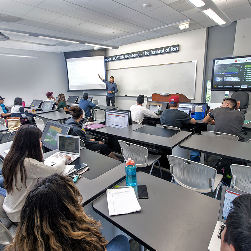 Students in Bloomberg lab for lecture