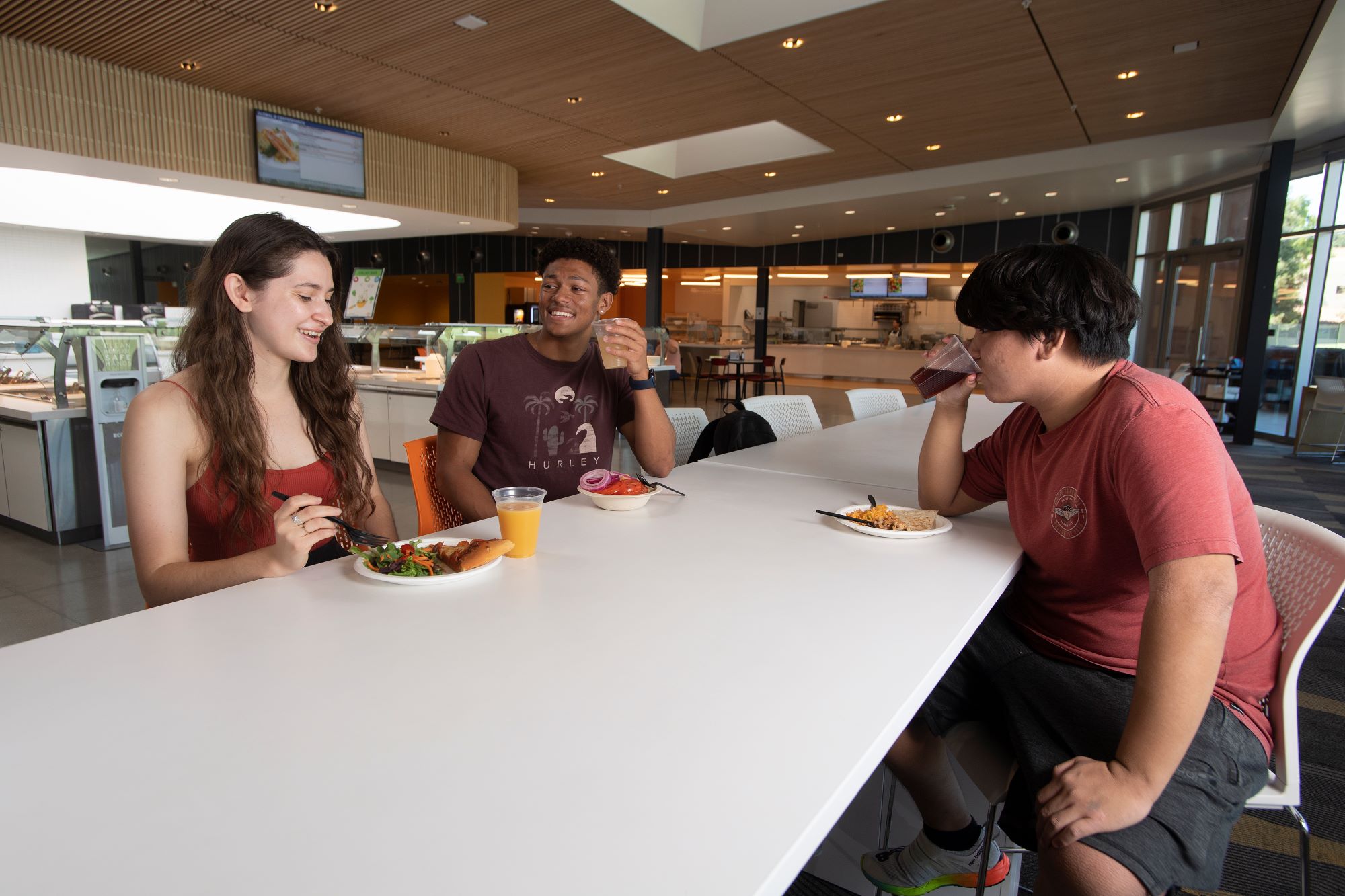 Students eating at Centerpointe