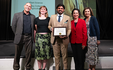 Assistant Professor Eshwar Ravishankar receives his Advisor of the Year Award.