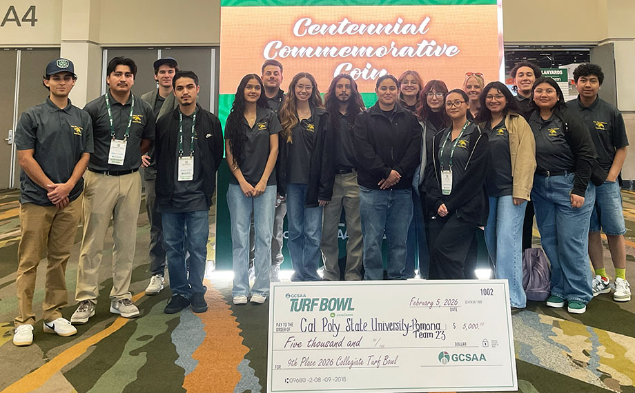 The Cal Poly Pomona teams pose for a group photo.