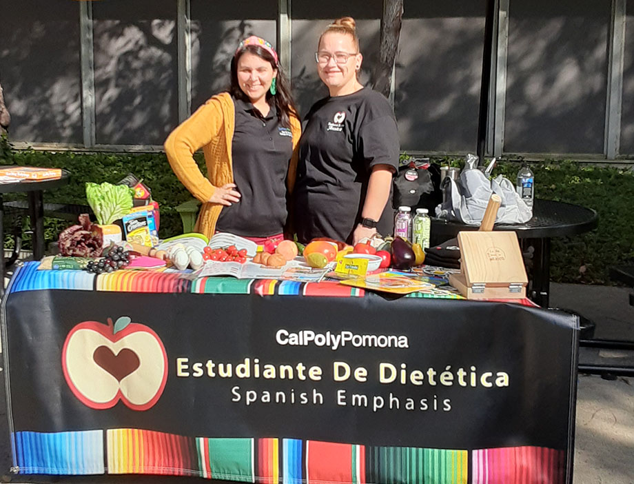 Two women at the Estudiante de Dietética booth
