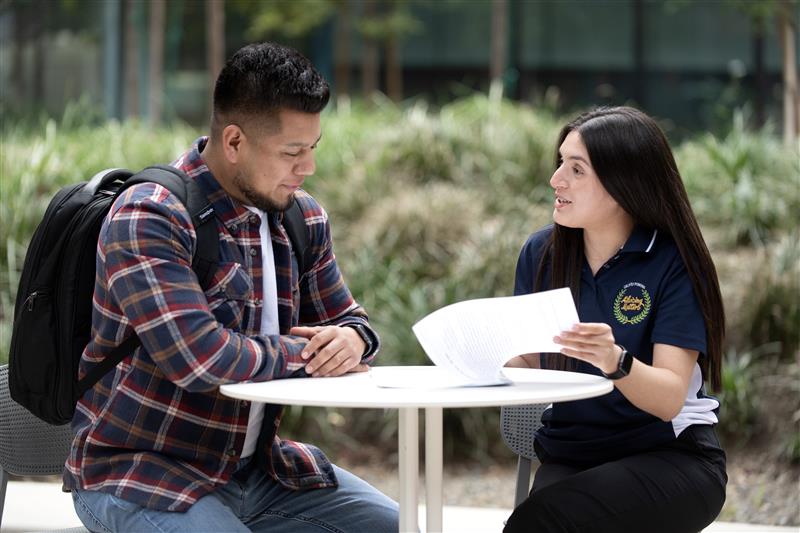 Bronco Advisor meeting a student.