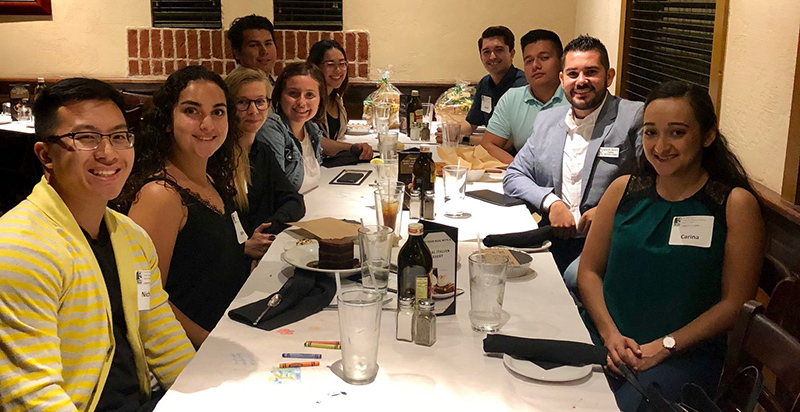 students eating dinner with alumni 