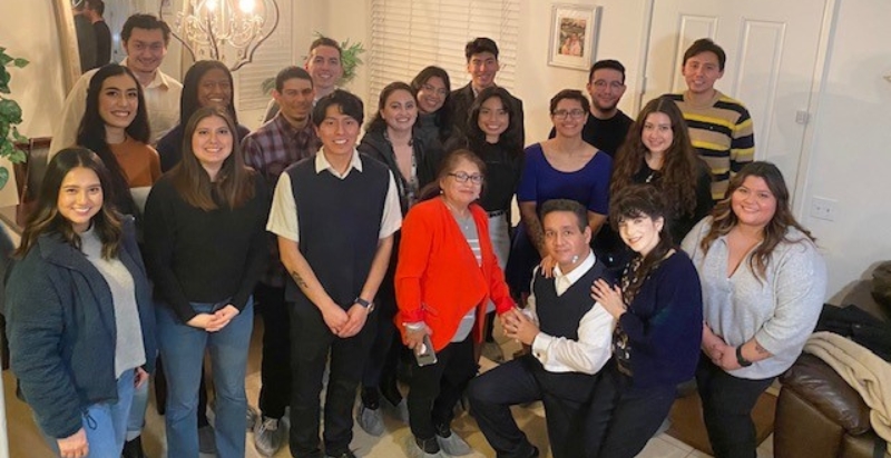 URP Alumni Chapter hosts students for dinner.