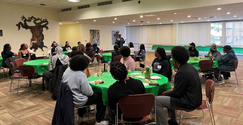 Alumni host students for dinner.