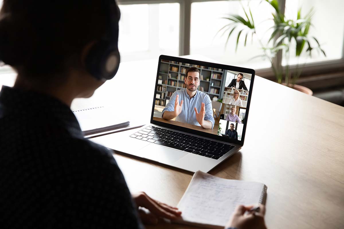 student on computer chatting with mentor