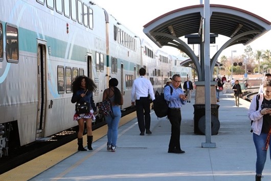 People getting on and off of the Metrolink