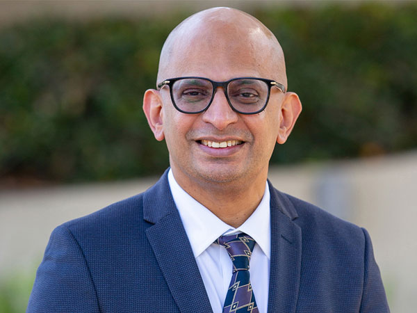 Portrait of CBA Dean Sandeep Krishnamurthy