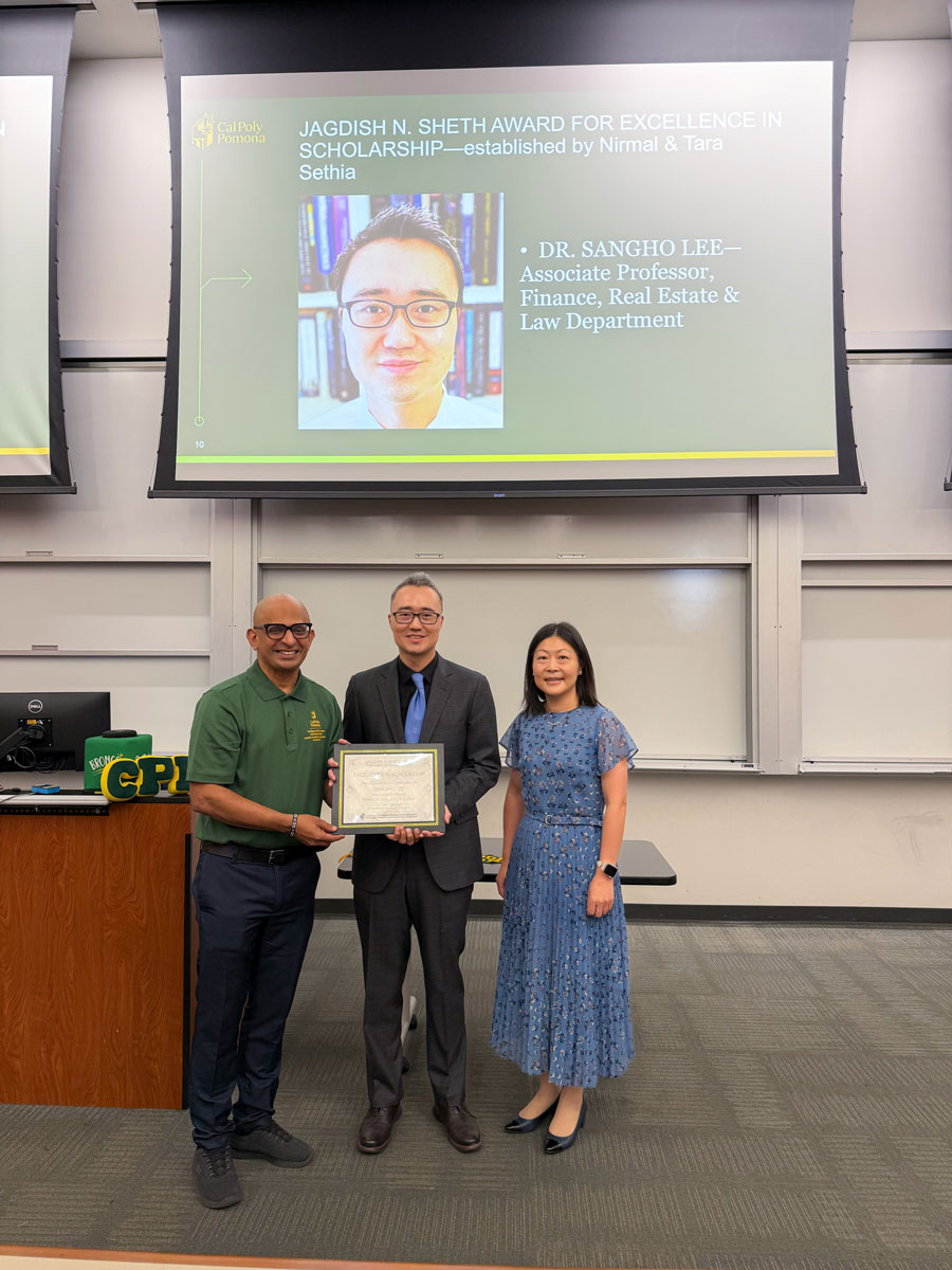 Sangho Lee receives 2026 Sheth Award from Dean Krishnamurthy and FRL department chair