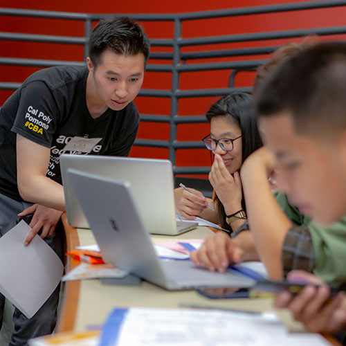 Peer Advisor helping during orientation