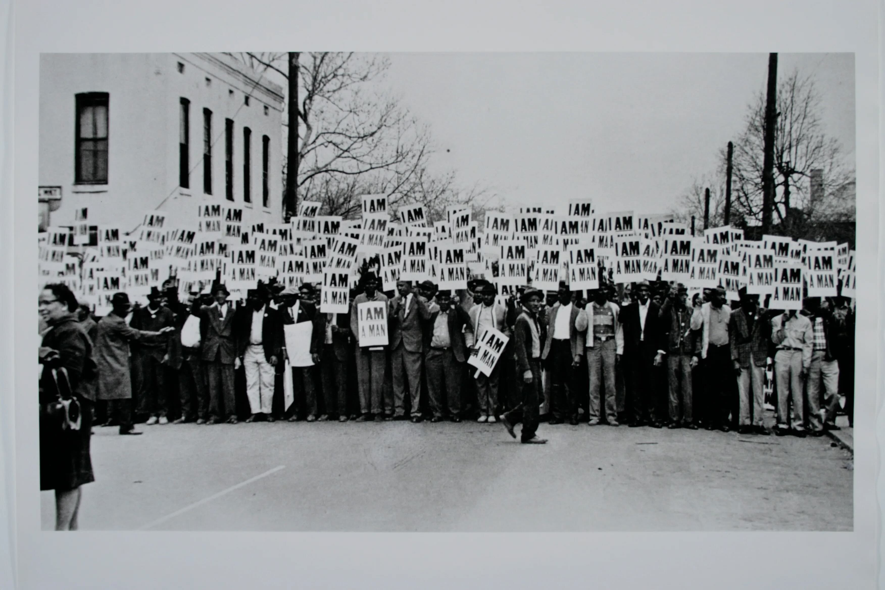A black and white photo of hundreds of Black men holding protest banners, all saying the same thing, I Am a Man