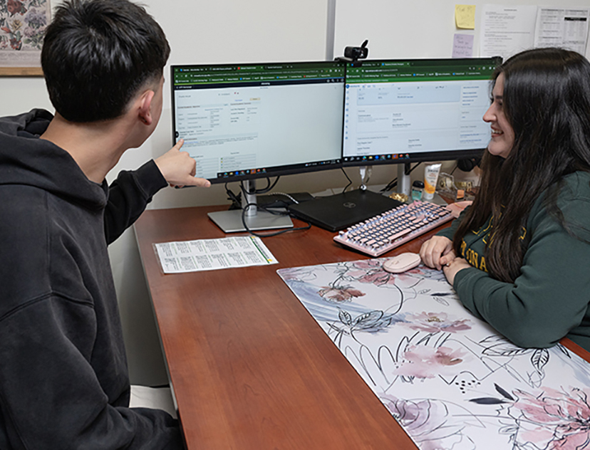 advisor speaking with student