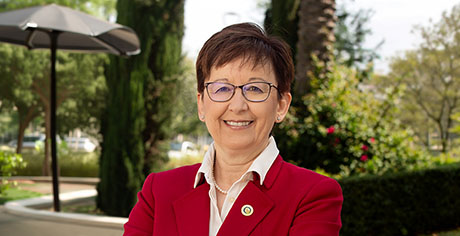 Dr. Larisa Preiser-Houy