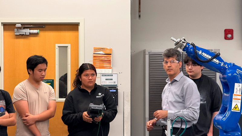 students at engineering lab