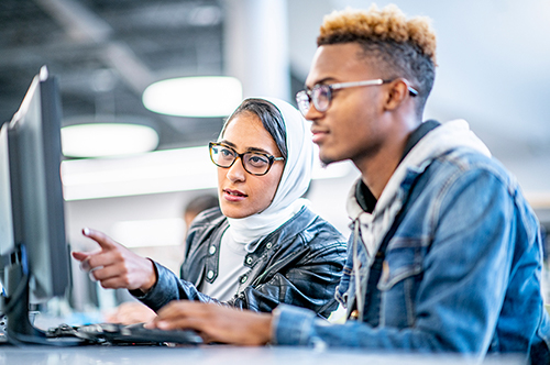 2 students using pc together