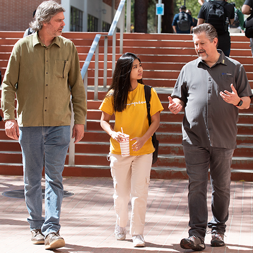 A student walks with Alumni mentors