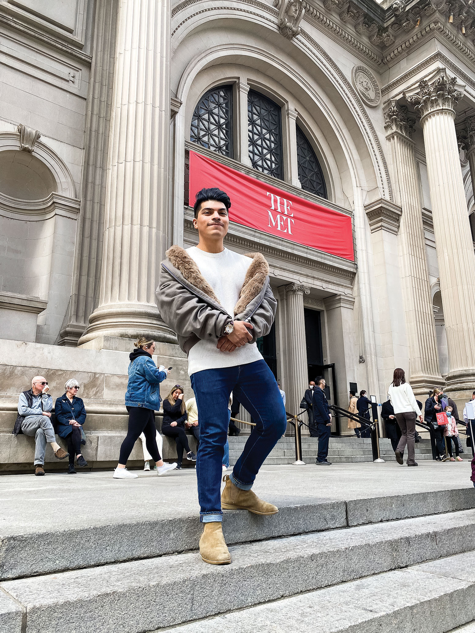 Ramiro in front of the The Metropolitan Museum of Art