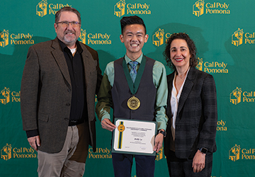 Andy Le getting his President's Scholars award