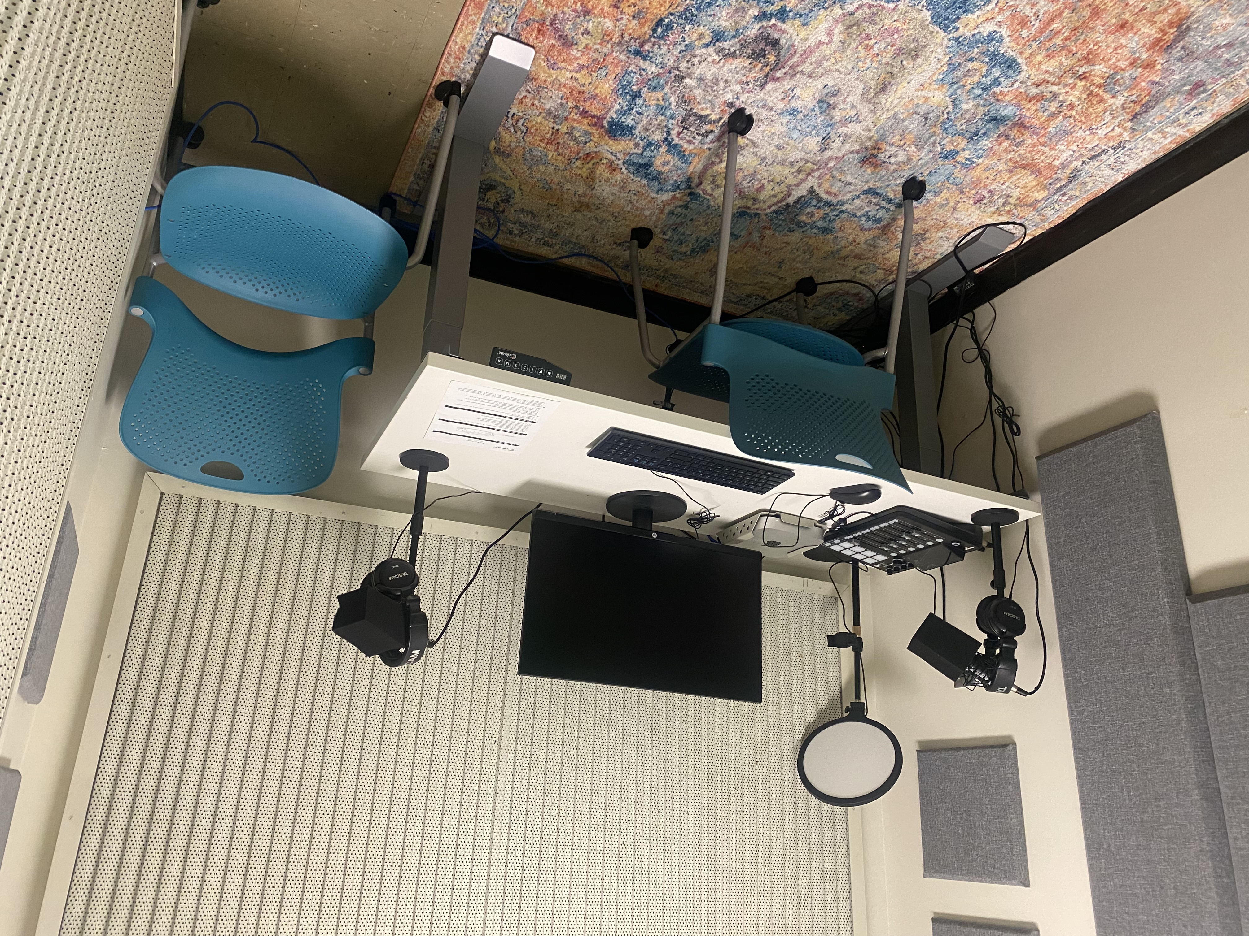 Full workstation setup in the 24-113 Media Studio