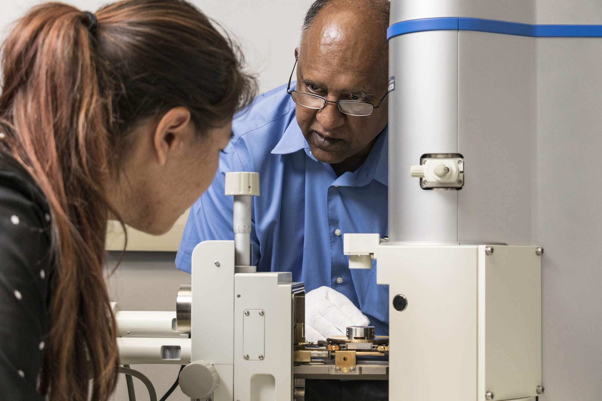 Professor Vilupanur Ravi from CPP Engineering teaching a student.