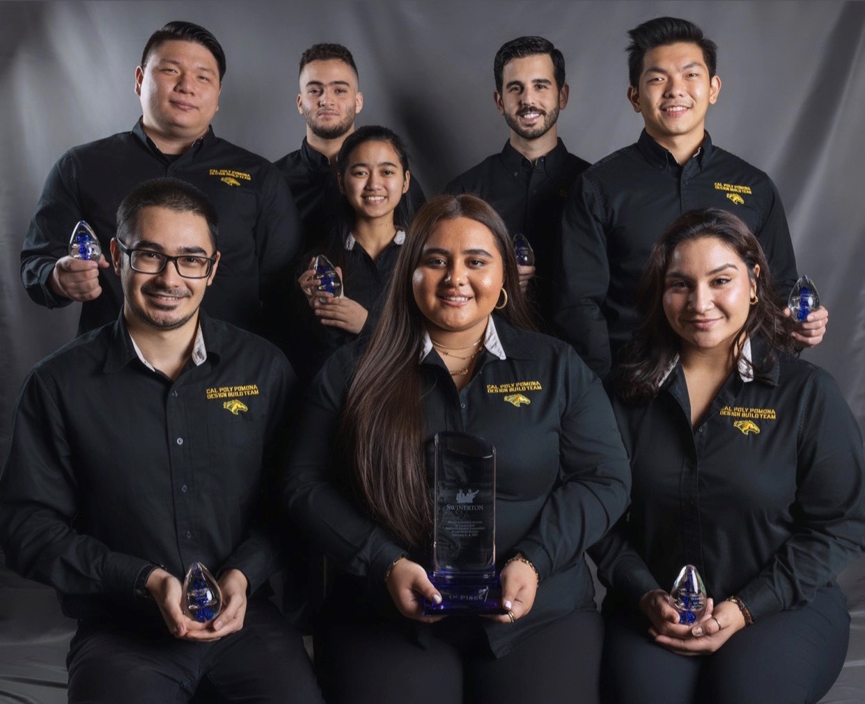 A group of engineering students recieving an award.