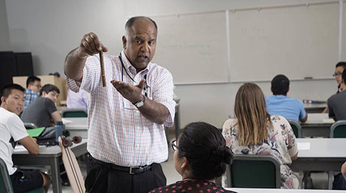 Vilupanur Ravi, Ph.D., teaching students