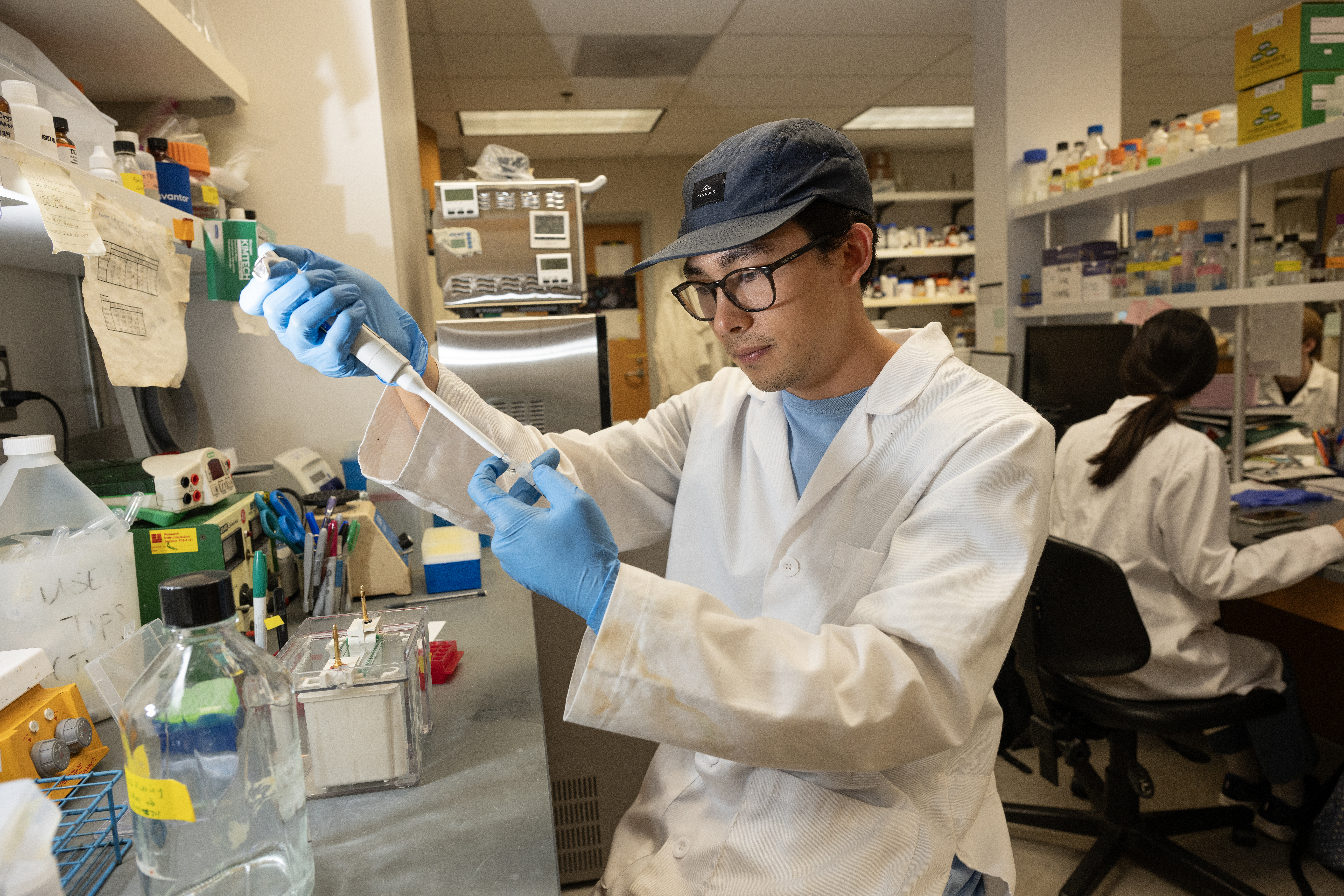 Graduate student Cooper is doing experiment.