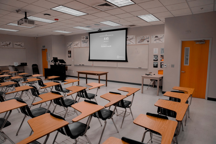a picture of a standard lecture style classroom