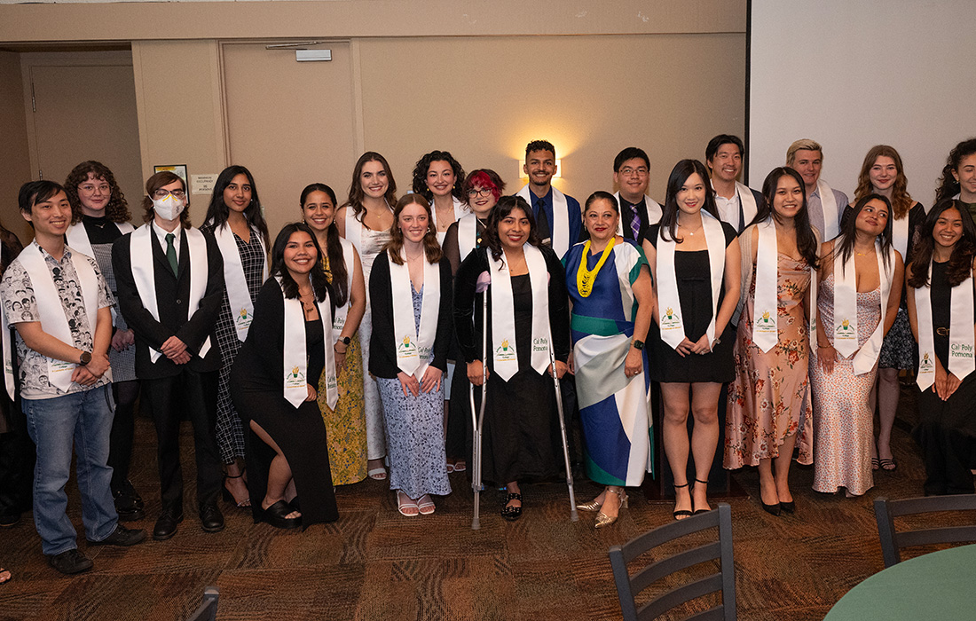 A group of graduates from Kellogg Honors College