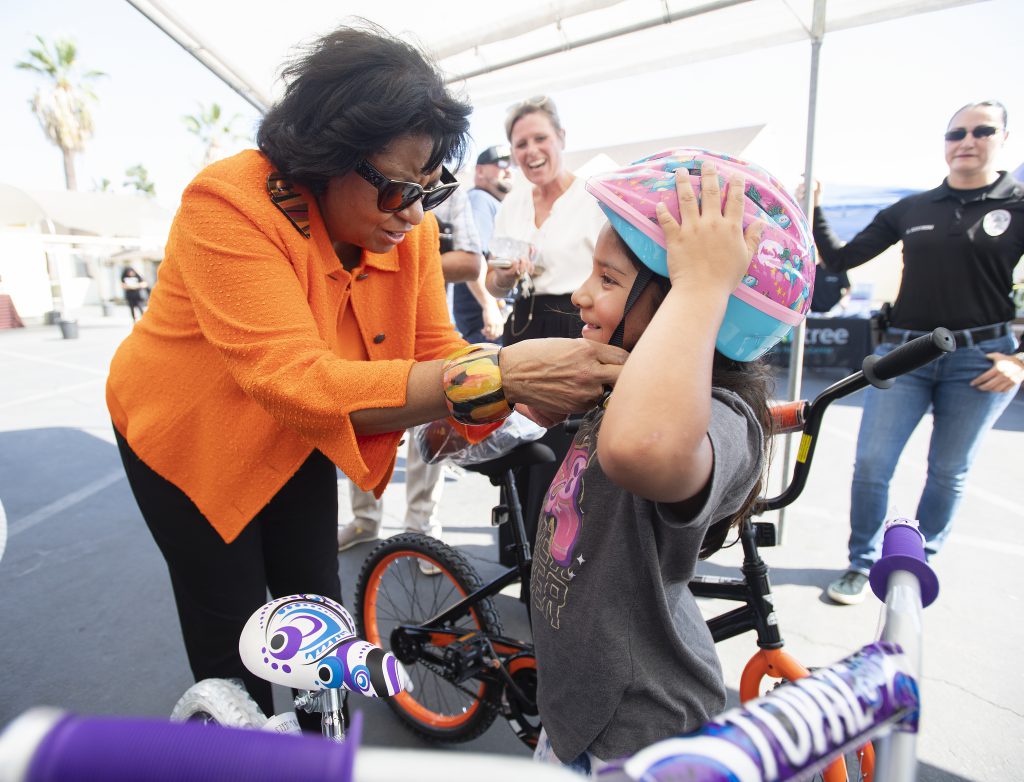 Bike Giveaway Hidalgo4 Bike Giveaway Hidalgo4-Cal Poly Pomona President Soraya Coley helps Destiny Hidalgo, age 7, put on her bike helmet as she gets ready to try out her new bike that was put together by Cal Poly Pomona administrators as a team building exercise. The bikes were donated to youngsters in Pomona at the Pomona CommUnity Pull Up at Sacred Heart Church September 6, 2022.