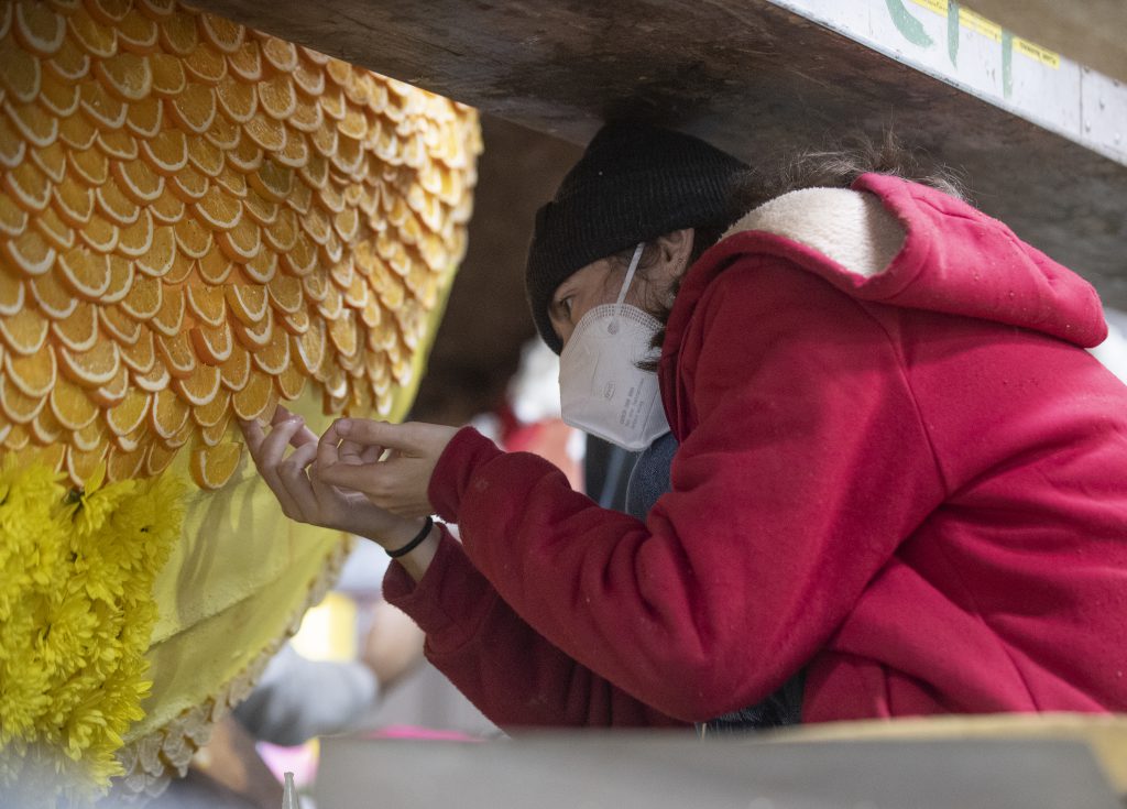 Students Decorate the Road to Reclamation float with oranges.