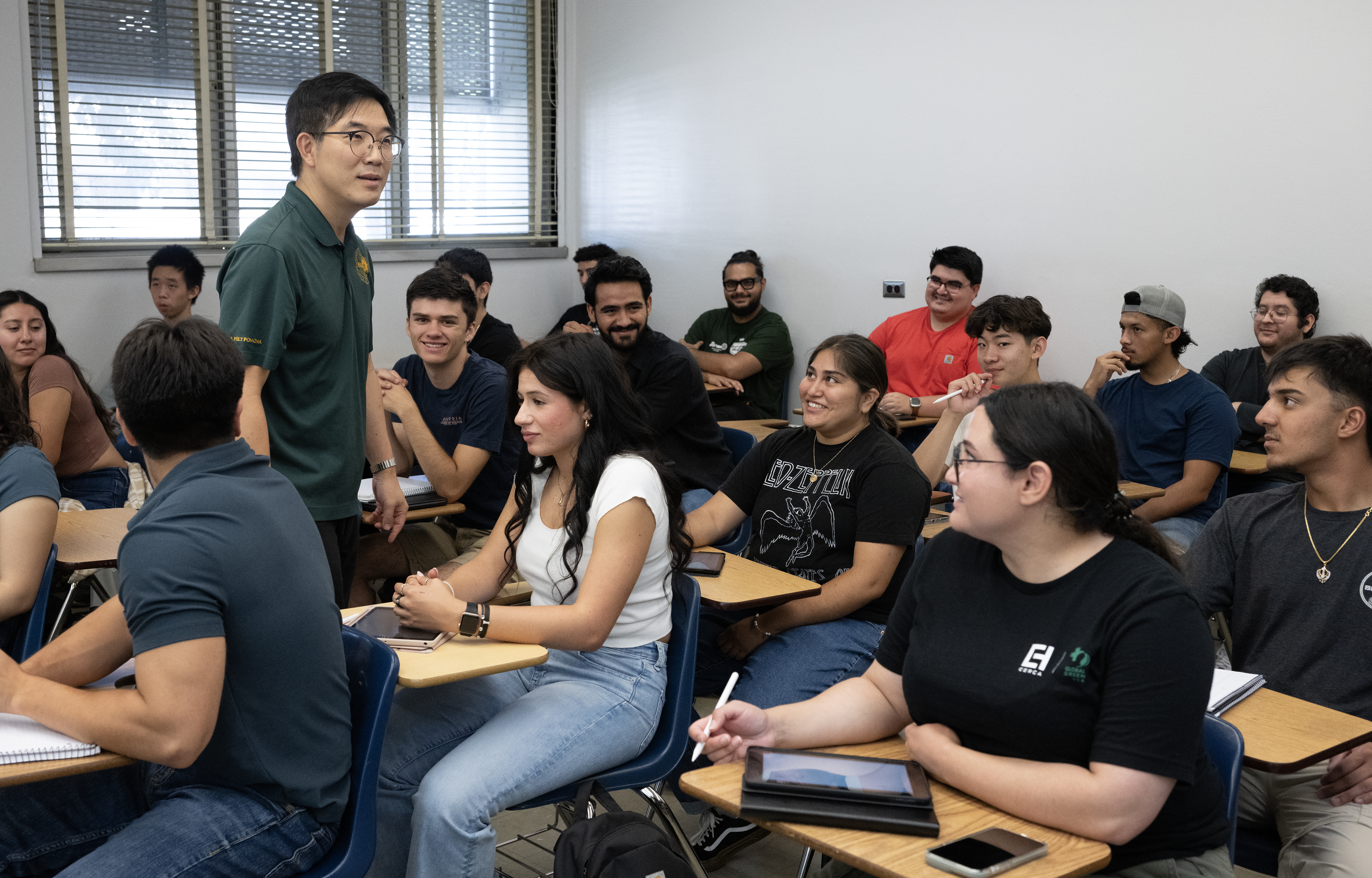 Jinsung Cho talks to his CE3101 Construction Engineering class