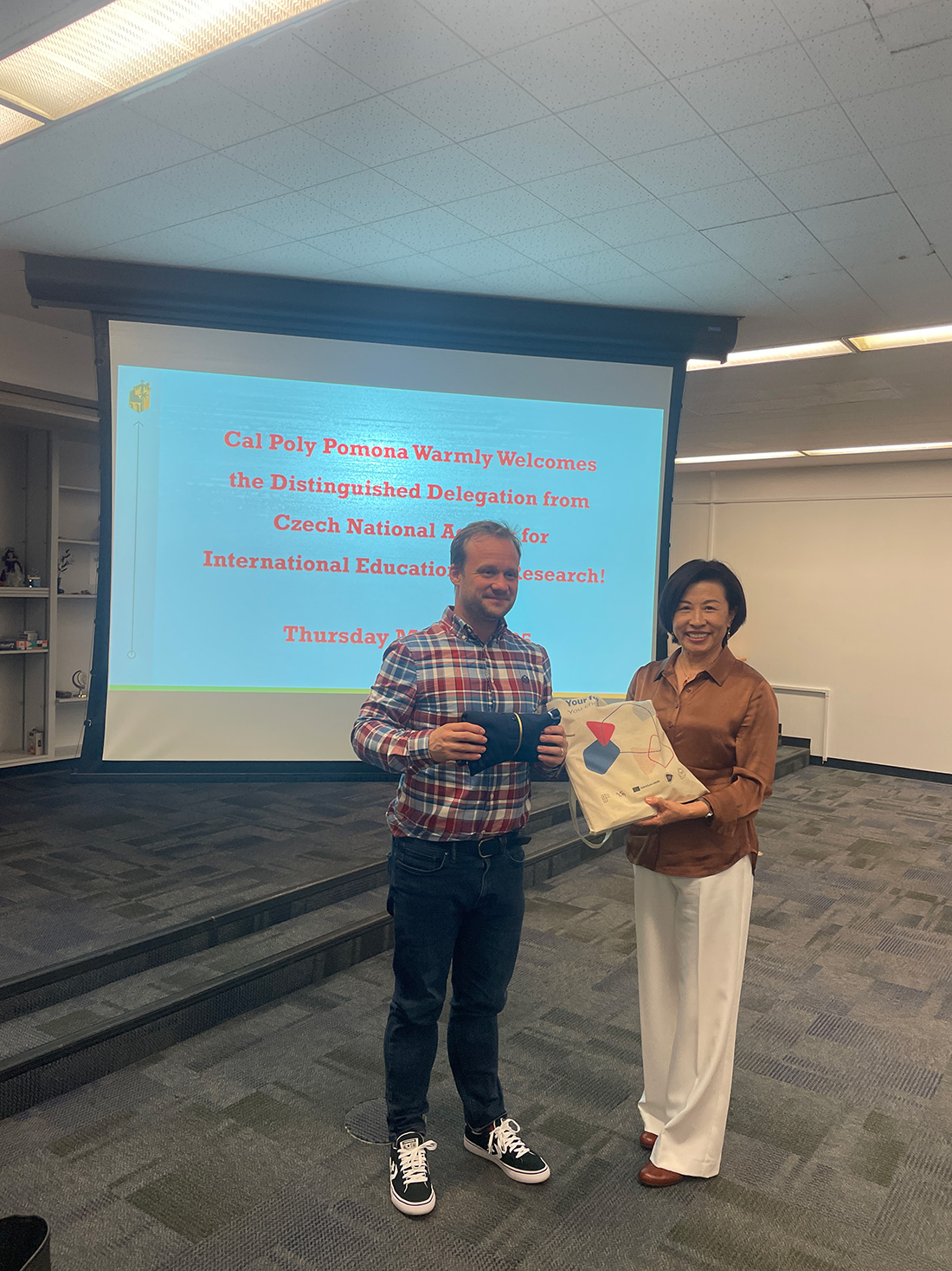 Lisa Xue presents a gift to representative of the Czech Delegationl.