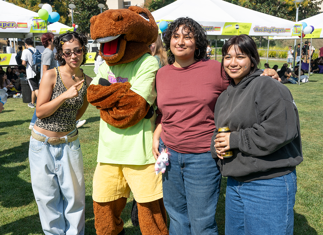 Students pose with Billy Bronco