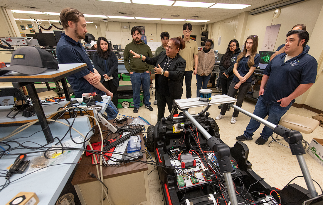 Beatriz Ceja-Williams visits Ben Bahr's lab at the College of Engineering