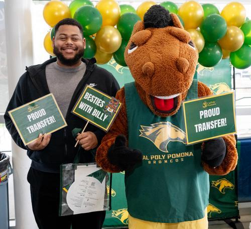 A transfer student poses with Billy Bronco
