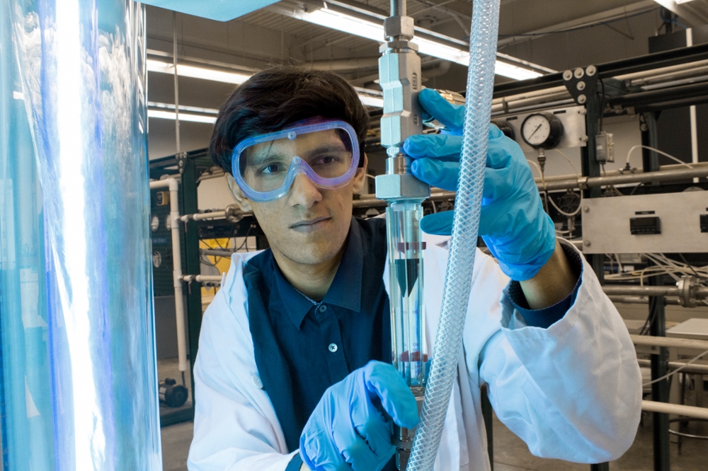 Image of Alejandro in a lab setting
