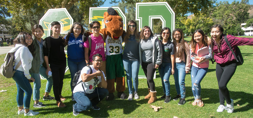 Group photo of transfer students with Billy Bronco