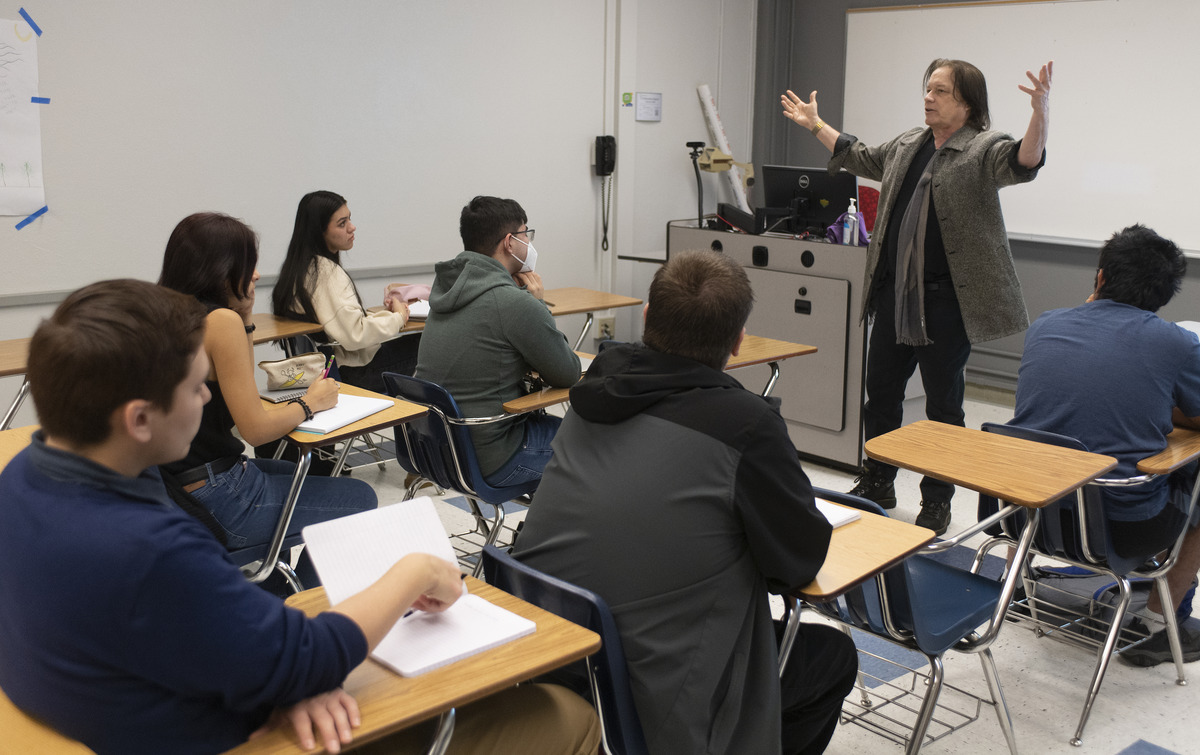 Philosophy Adjunct Professor Thomas Keith talks with his Critical Thinking class 