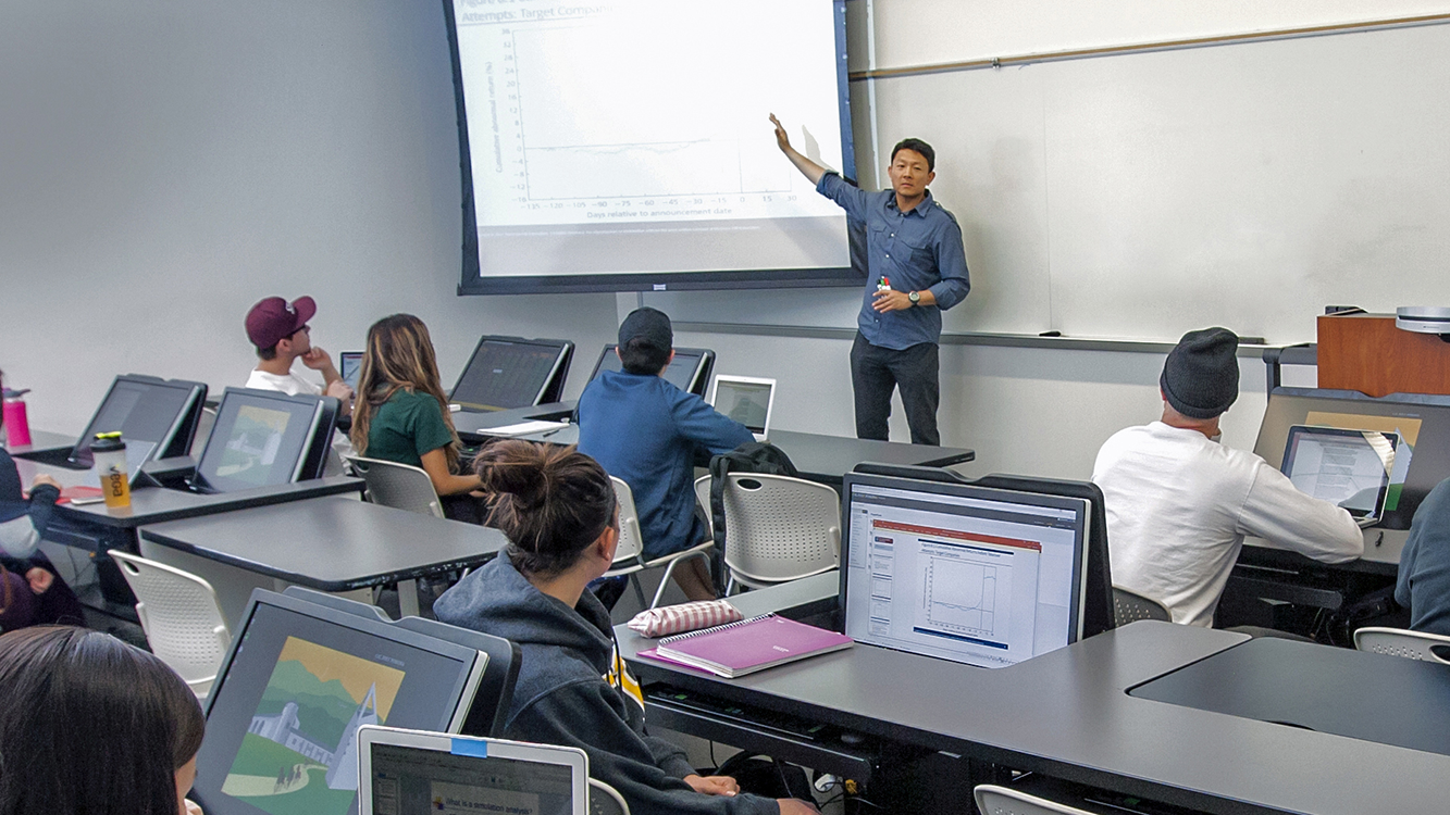 Students in Bloomberg Terminal lab listening to MSFA director