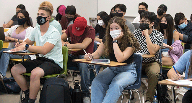 A group of students in a Physics class on the first day of the 2020 Fall Semester