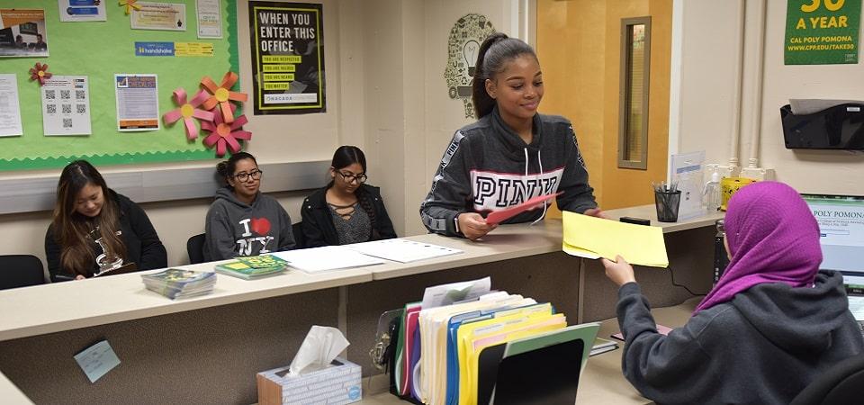 Photo of students at the advising center