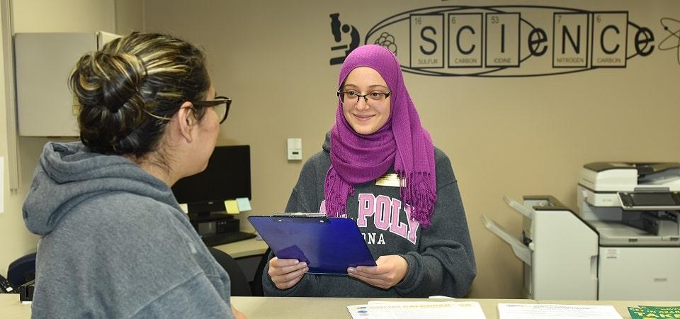 Photo of students at the advising center