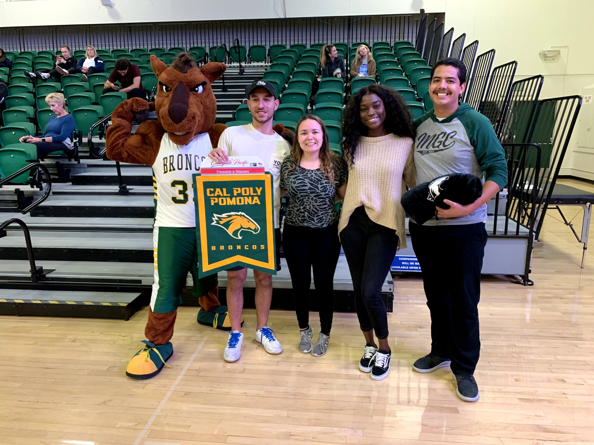 Students pose with Billy Bronco in Kellogg Arena