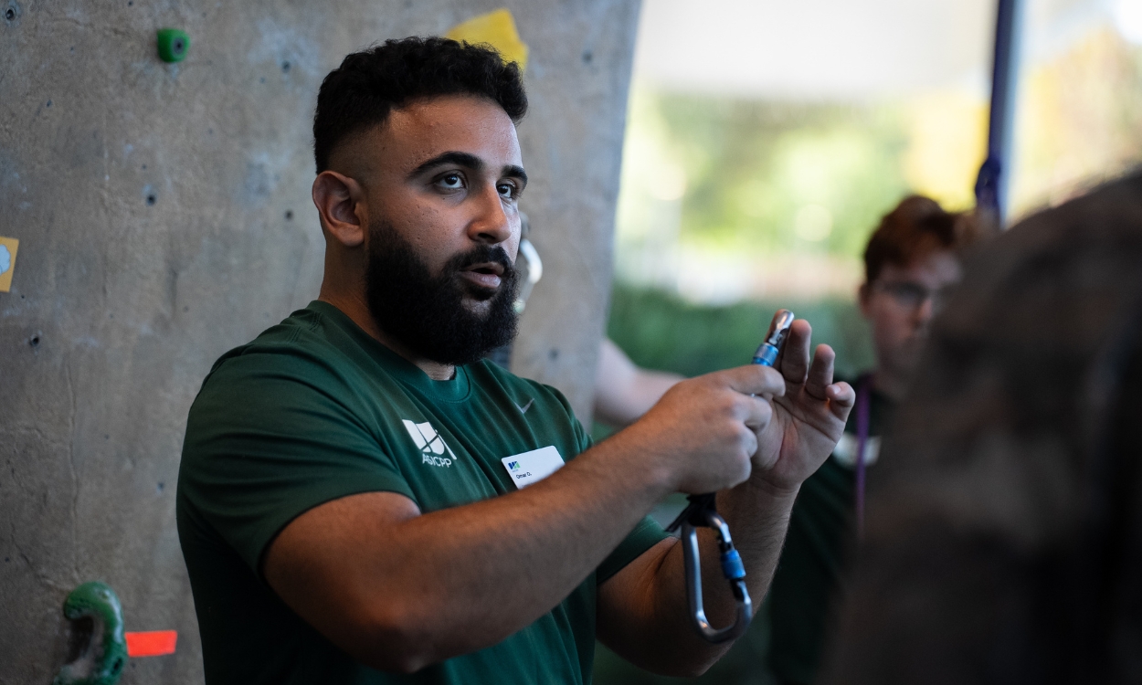 A trainer explains something to a group of students