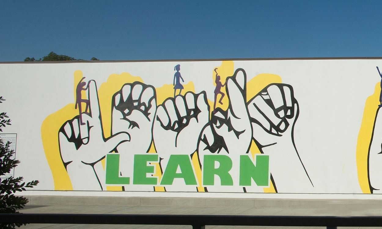 Learn mural depicting 'learn' in ASL