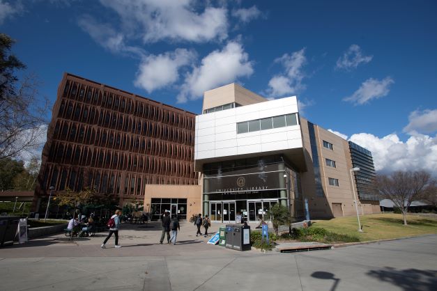 Photo of exterior of University Library